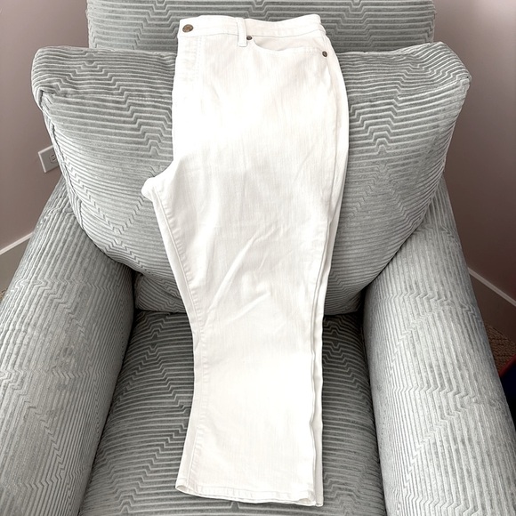 Talbots White Crop Flare, Five Pockets, Jeans. 2% Spandex. Size 16 - Picture 1 of 10